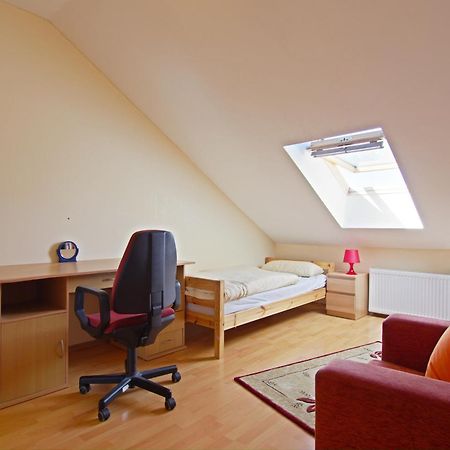 Private Rooms Near Exhibition Center Hannover Buitenkant foto