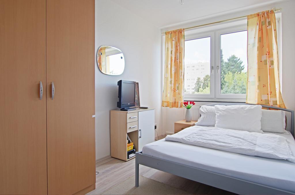 Private Rooms Near Exhibition Center Hannover Buitenkant foto