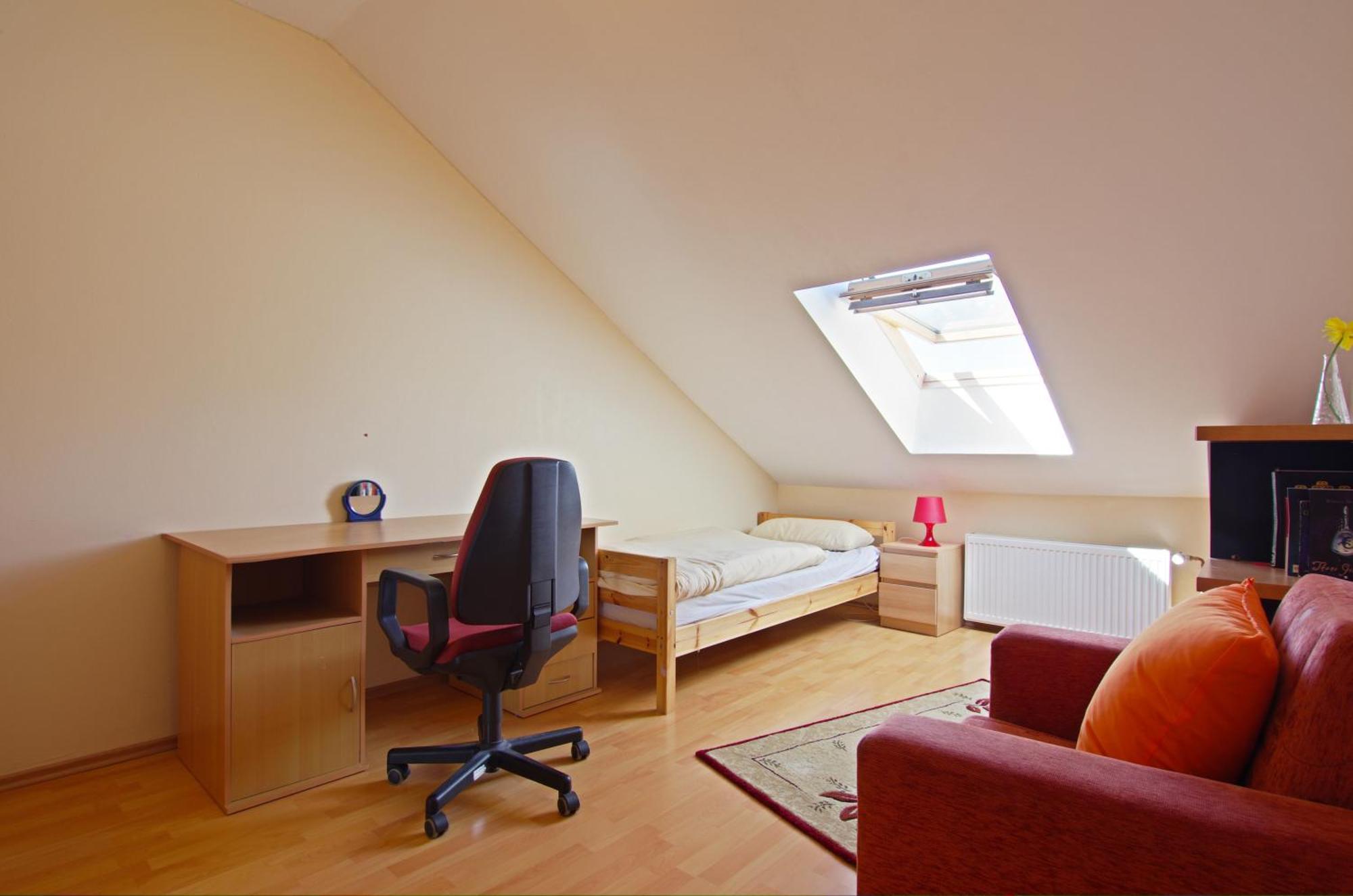 Private Rooms Near Exhibition Center Hannover Buitenkant foto
