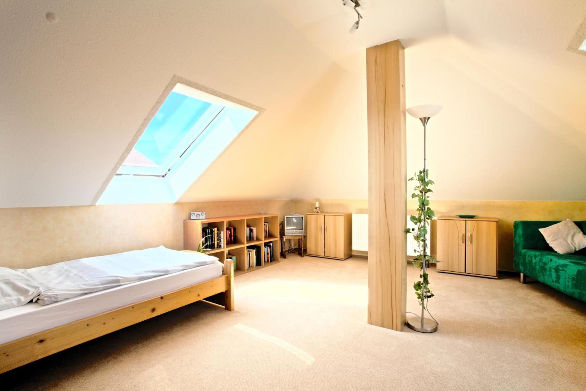 Private Rooms Near Exhibition Center Hannover Buitenkant foto