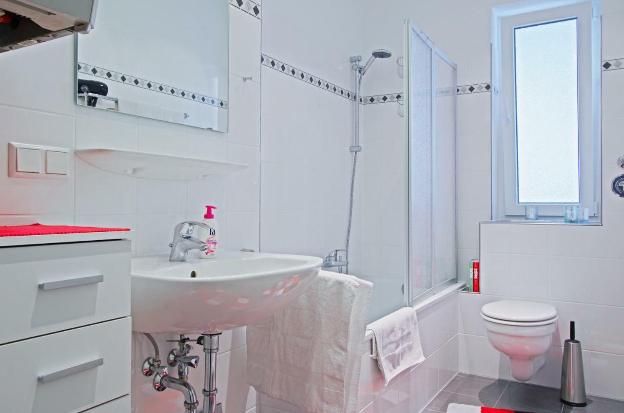 Private Rooms Near Exhibition Center Hannover Buitenkant foto