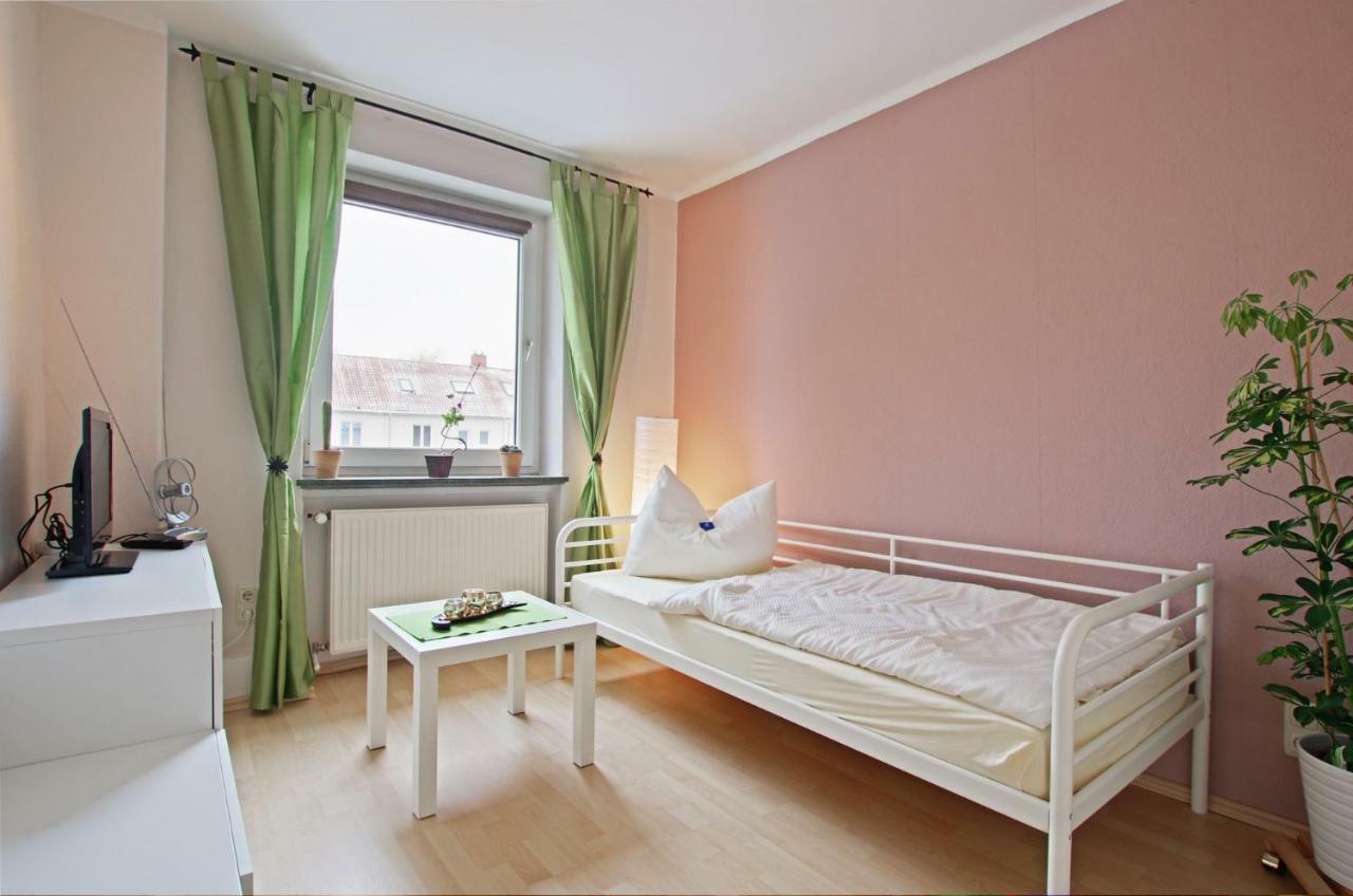 Private Rooms Near Exhibition Center Hannover Buitenkant foto