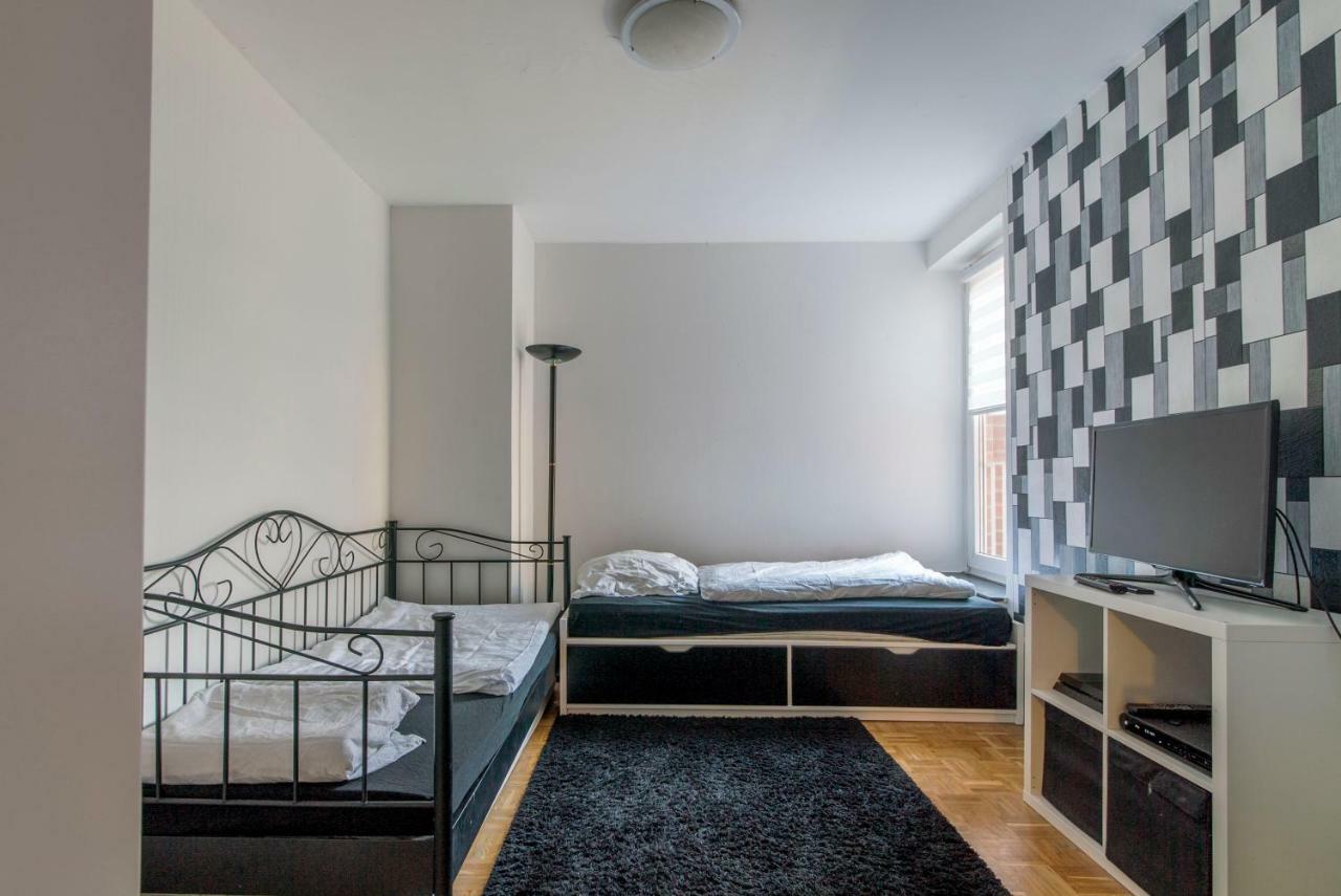 Private Rooms Near Exhibition Center Hannover Buitenkant foto
